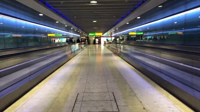 Social Distencing in London Airport смотреть онлайн