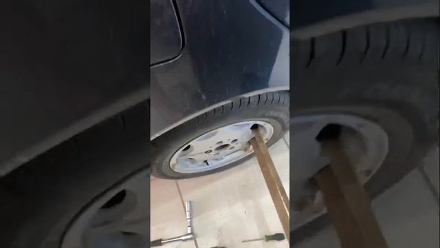 Как выкрутить поврежденный колёсный болт смотреть онлайн