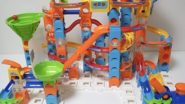 Шарики катаются по горке лабиринту