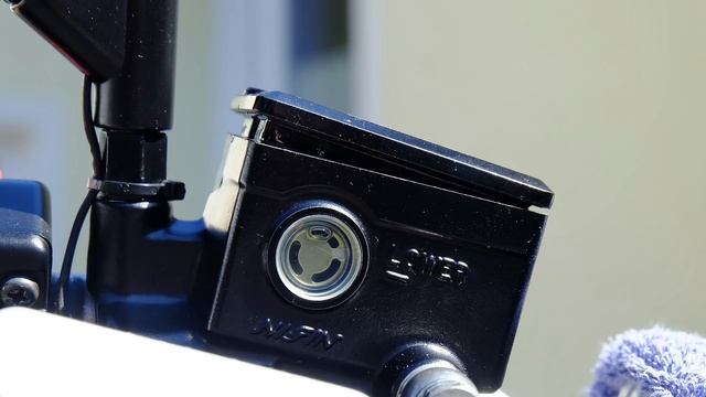 ➤ BREMSFLÜSSIGKEIT EINFACH WECHSELN ENTLÜFTEN MOTORRAD VORDERBREMSE ohne Spezialwerkzeug смотреть онлайн