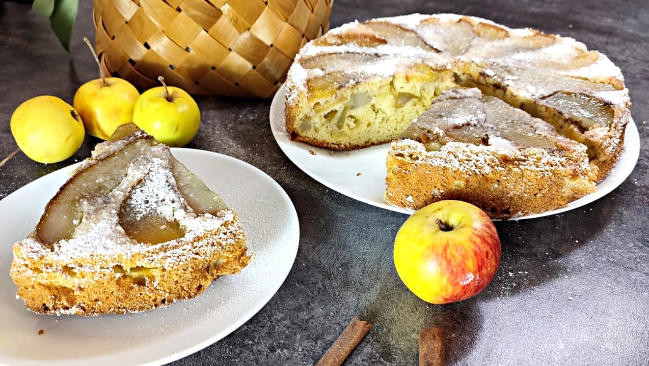 Шарлотка с яблоками и грушами. Простой рецепт в духовке смотреть онлайн