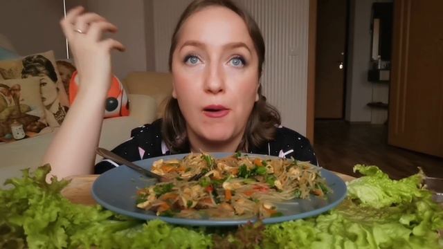 Про детство и школу / Мукбанг / Фунчоза с курицей и грибами / Овощи смотреть онлайн