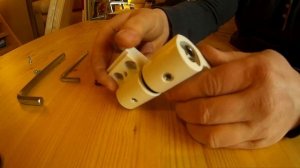 Регулировка петель алюминиевых дверей