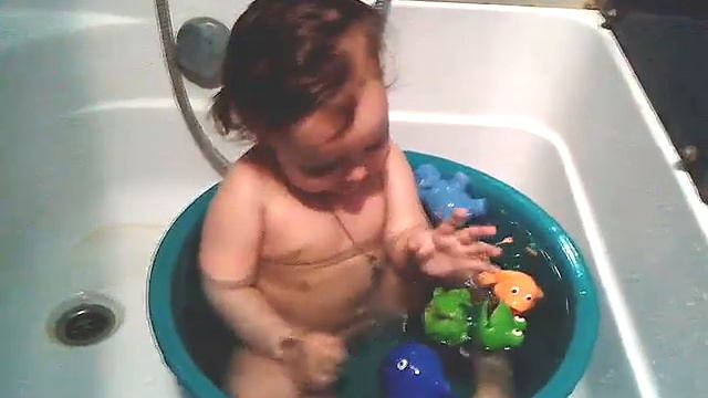 Кирюша с игрушками принимает теплую ванну смотреть онлайн