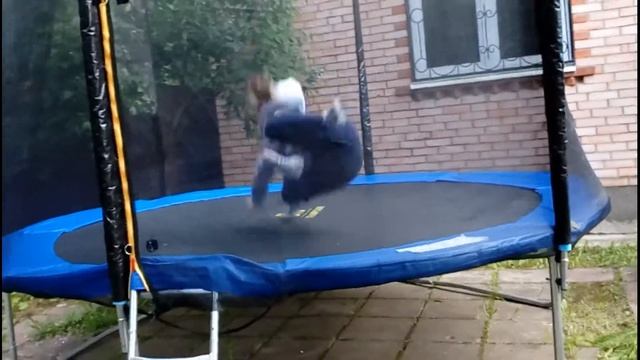 Прыжки и трюки на батуте DFC Trampoline Fitness 10ft смотреть онлайн