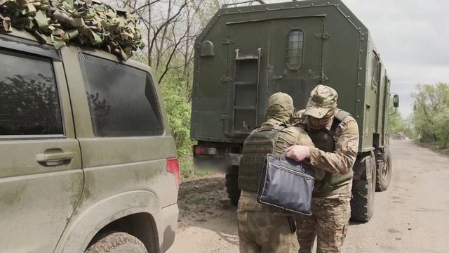 Очередную партию почтовых отправлений доставили специалисты ФПС в зону СВО смотреть онлайн