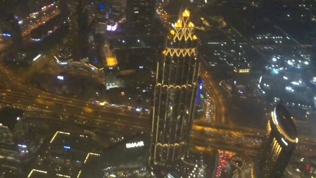 Смотровая площадка в Бурдж-Халифа. Вид с 124 этажа в ночное время. смотреть онлайн