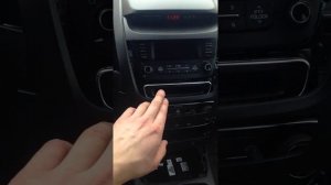 снять пластиковую панель на торпеде в KIA Sorento XM FL (2)