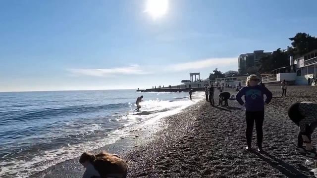 Алушта 02 01 23г. ЖАРА- Аншлаг на Центральной/Все на променад- у Чёрного моря/Люди-море-пляж/Крым. смотреть онлайн