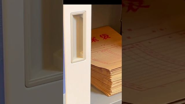 Glass door display cabinet with 4 adjustable shelves. Check this video and know more about it. смотреть онлайн