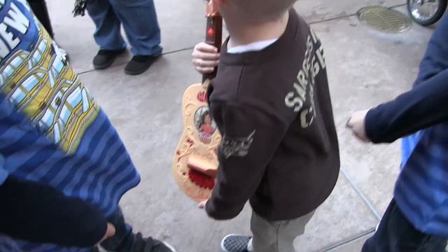 Elena of Avalor Signed Michael's Guitar!!!! смотреть онлайн