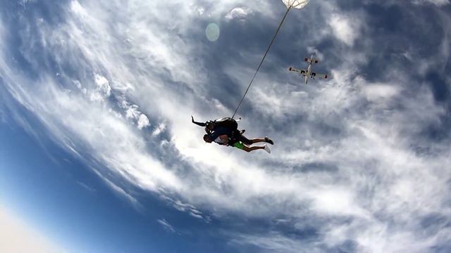 Прыжок с парашютом над Палм-Джумейра в Skydive Dubai смотреть онлайн