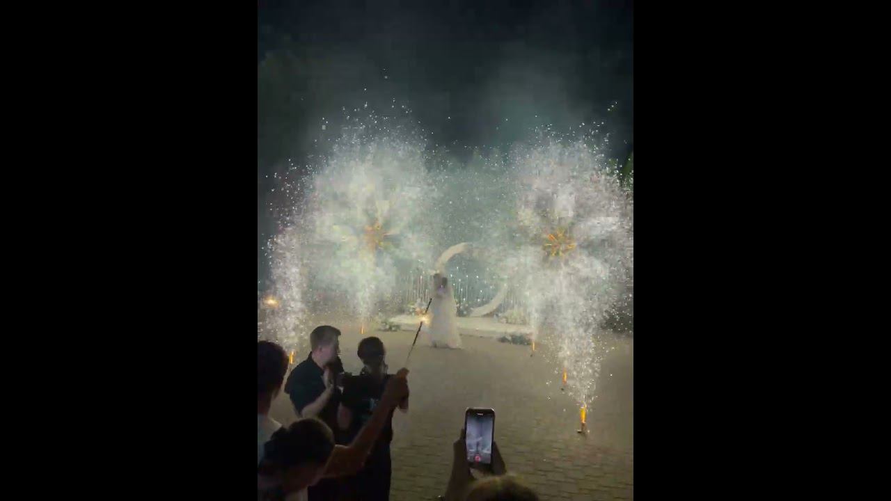 Фейерверк наземный на свадьбу, две вертушки в виде цветка, дорожка из фонтанов, бенгалки Шодо 2024 смотреть онлайн