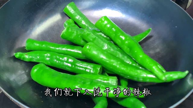 是青椒和皮蛋最好吃的做法，飯店38一盤，在家做不超過了5元【阿光廚房】#青椒 #青椒做法 #皮蛋 #皮蛋做法