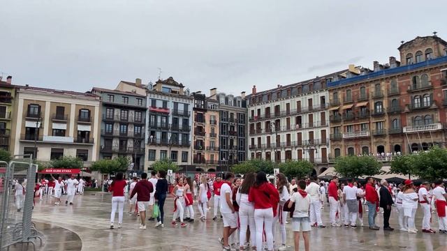 A Quick Walking Tour - San Fermín (Sanfermín) 2022 - Pamplona, Spain смотреть онлайн