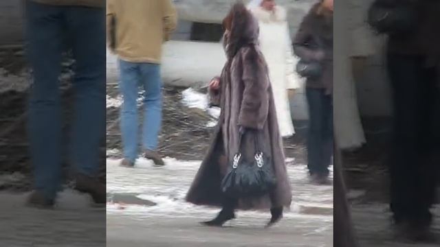 Длинная шуба из енота 0:05 смотреть онлайн