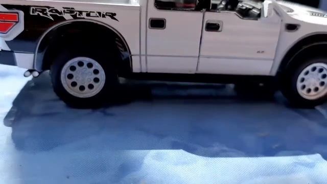 2013 Ford F-150 SVT Raptor SuperCrew Scale Model Toy Car смотреть онлайн