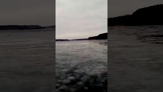 ОПАСНАЯ ЕЗДА ПО РАСТАЯВШЕМУ ЛЬДУ смотреть онлайн