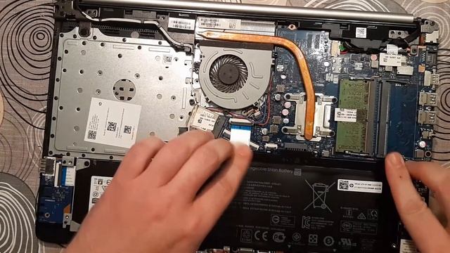 HP 15 series (15-DA 1000) notebook – How to replace the battery - Disassembly step by step tutorial смотреть онлайн