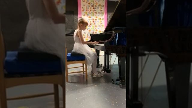 Андреева Анастасия 8 лет, школа 8 Музыка, г. Санкт-Петербург. Менуэт И.С.Бах. смотреть онлайн