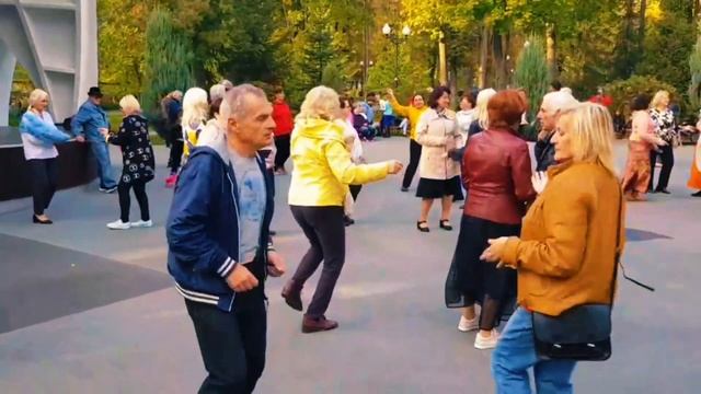 ОЙ,ЛЮБОВ МОЯ???15 ОКТЯБРЯ 2023 ХАРЬКОВ ТАНЦЫ В ПАРКЕ УКРАИНА смотреть онлайн