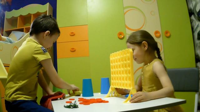 Артем и Вероника играют в 4 в ряд и едят всякие вкусняшки!! смотреть онлайн