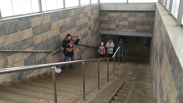 Я свободен. Серебряный голос уличного гитариста в переходе у Воронежского цирка смотреть онлайн