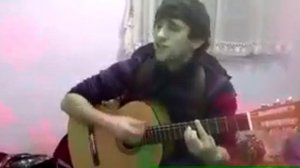 Классно поет под гитару