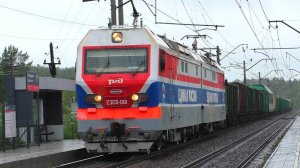 «Электровоз-единорос» 2ЭС6-001 «Синара» с грузовым поездом следует через о.п. Огородная