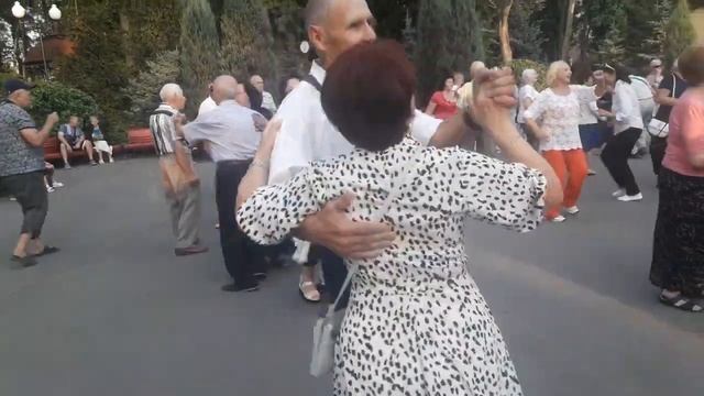 Ой хулиганка ты девчонка лебедь белая!!!??Танцы в парке Горького!!! ??Харьков 2021 смотреть онлайн