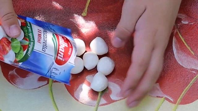 Салат "Летний" из огурцов, помидоров и сыра моцарелла. смотреть онлайн