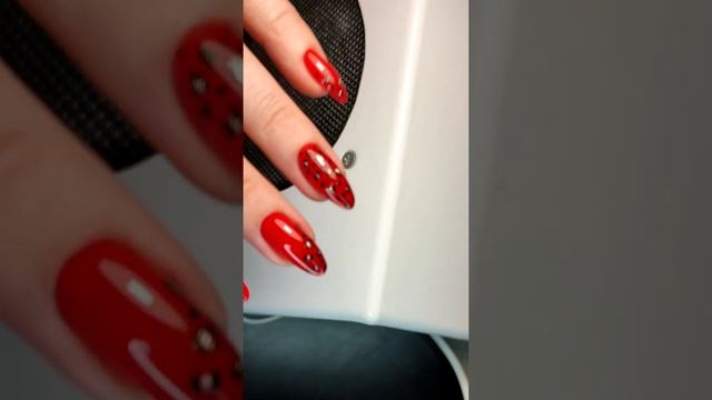 Красный маникюр #леопард #блестки #крутойдизайнногтей смотреть онлайн