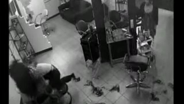 Девушка сходила в парикмахерскую СКРЫТАЯ КАМЕРА | The girl went to the hairdresser HIDDEN CAMERA смотреть онлайн