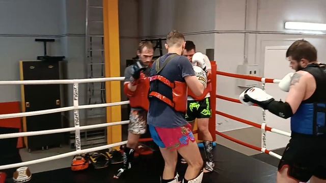 Тайский бокс в БУЛАТ (РОССИЯ). Легкий спарринг, 1 часть смотреть онлайн