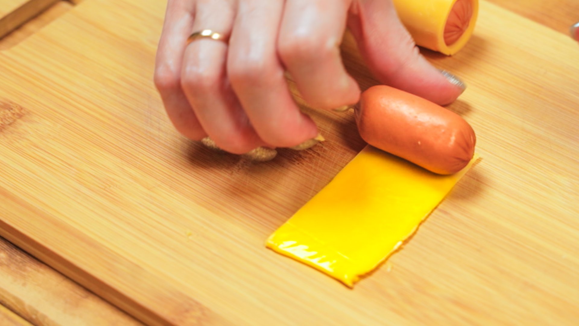 СОСИСКА И СЫР. Самый вкусный рецепт Корн Дога. Корн дог. смотреть онлайн