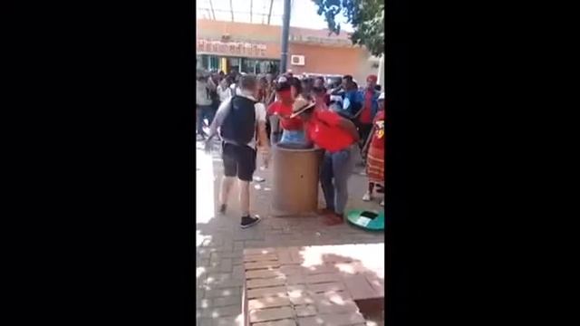 Скоро начнут мыть ноги и пить воду.