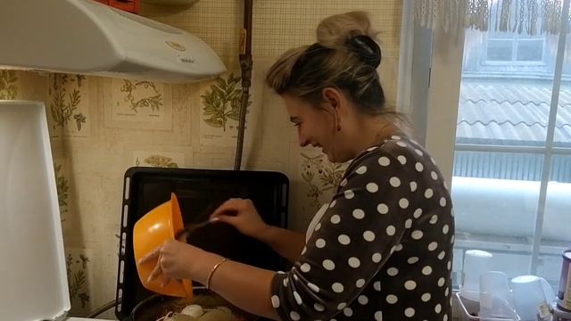 МАРУСЯ ГОТОВИТ ВКУСНЫЕ КОТЛЕТЫ +АНЕКДОТ смотреть онлайн