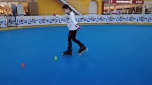 Как научиться кататься на роликах. Обучалка от Маши. Элемент для слалома.