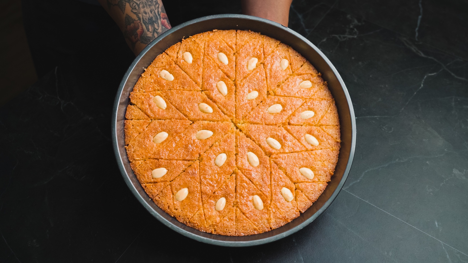 Подсмотрел как турки готовят необычный десерт из манки и молока. Они называют его «Ревани» смотреть онлайн