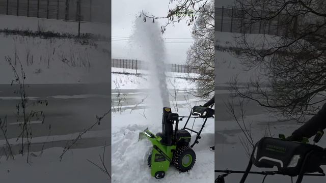 Как он так тихо работает?, крутая батарейка! #обзор #снег #уборкаснега #снегоуборщик #дом. #дача смотреть онлайн