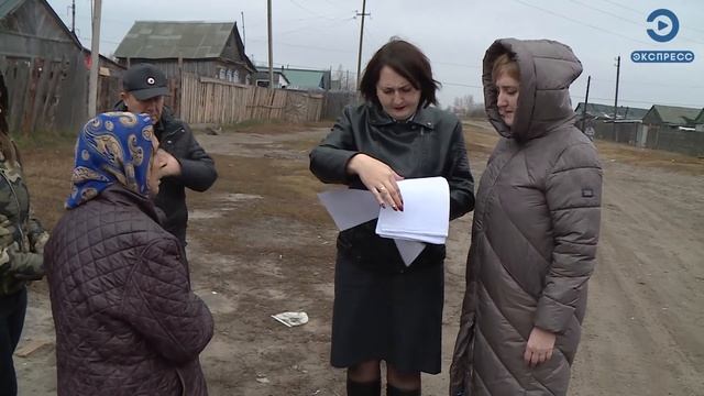 К жителям Лопаток нагрянули приставы смотреть онлайн