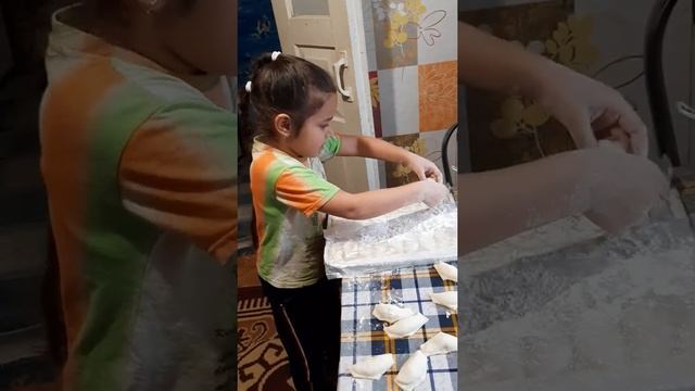 Миссия: разложить вареники, сварить, покушать, помыть посуду и лечь спать. смотреть онлайн