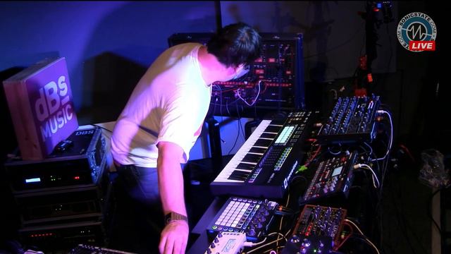 Chris Calcutt: Live@dBs Music смотреть онлайн