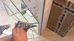 Процесс монтажа зеркального панно из зеркальной плитки с фацетом