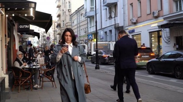 Люди гуляют по улицам Москвы.