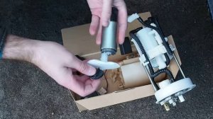 7.8 .Одеваем на бензонасос новое уплотнительное кольцо