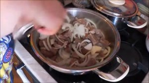 Жарим свинную шею с луком