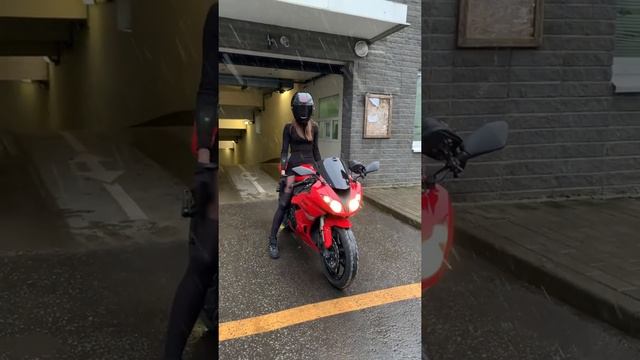 на спортивном мотоцикле в снег? #мотоТаня пора надевать кружевное термобелье