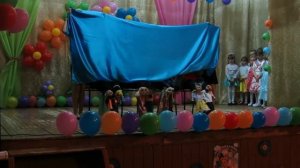 Танец воспитателей «Коротышки» на выпускном концерте