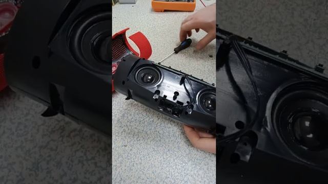 разбор муз.колонки BOOMSBOX часть 1. Обязательно смотреть часть 2 (важные нюансы).